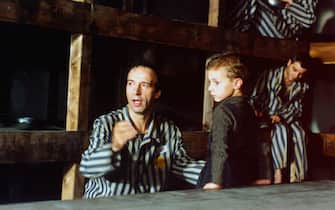 Una scena di La vita è bella Roberto Benigni con il piccolo Giorgio Cantarini in una scena di " La vita e' bella " , il film di Benigni . Il film vinse l'Oscar come miglior film straniero nel 1999. ANSA