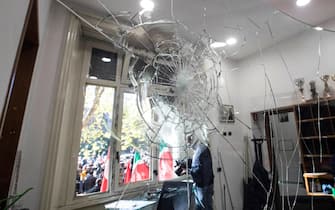 I danni all'interno della sede della Cgil di Roma