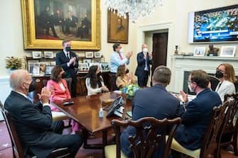 Il provvedimento da 280 miliardi di dollari approvato dal Senato per la ricerca e la produzione di chip “abbasserà i costi e creerà posti di lavoro”. Lo afferma Joe Biden commentando il via libera del Senato alla misura che “accelererà la produzione di semiconduttori negli Stati Uniti e ridurrà i costi su tutto, dalle auto alle lavatrici”