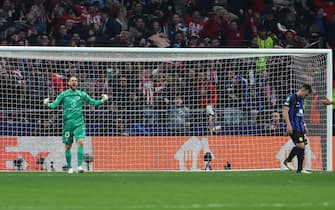 epa11219277 Atletico's goalkeeper Jan Oblack (L) celebrates after Inter's Lautaro Martinez (R) missed the definitive penalty-kick during the UEFA Champions League round of 16 second leg soccer match between Atletico de Madrid and FC Inter, in Madrid, Spain, 13 March 2024.  EPA/Kiko Huesca