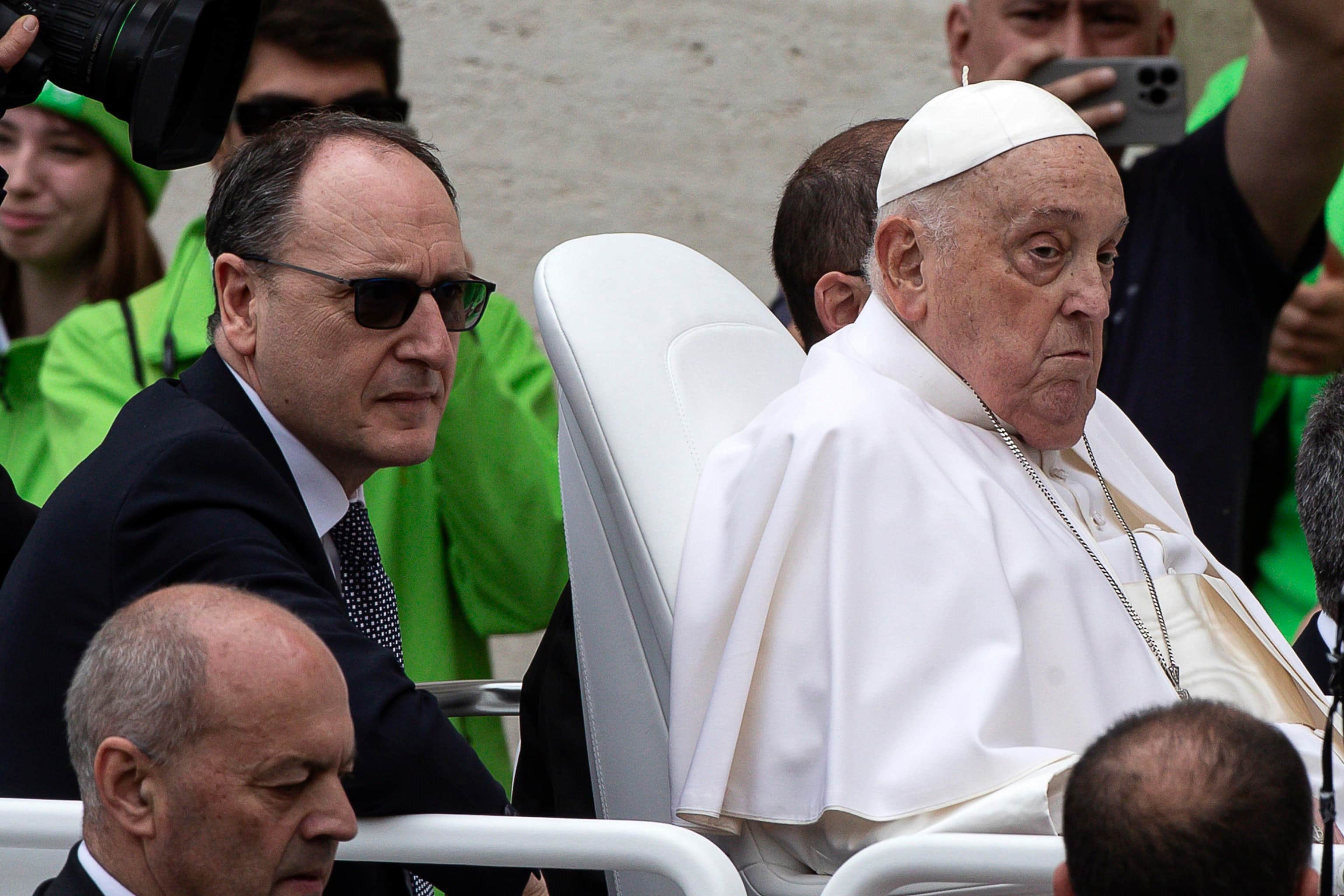 Massimiliano Strappetti con il Santo Padre Pope Francis with his personal nurse Massimiliano Strappetti during the greeting to the faithful after the Urbi et Orbi blessing following the Easter Mass in Saint Peter's Square, in Vatican City, 20 April 2025. ANSA/ANGELO CARCONI