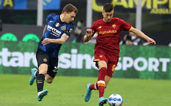 Inter Milan s Nicolo Barella (L) challenges for the ball  Roma s Stephan El Shaarawy during the Italian serie A soccer match between FC Inter  and Roma at Giuseppe Meazza stadium in Milan,  23 April  2022.
ANSA / MATTEO BAZZI