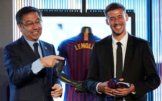 epa06886137 French midfielder Clement Lenglet (R) poses during his presentation as new player of the Barcelona FC next to the club's President, Josep Maria Bartomeu (L), at Camp Nou stadium in Barcelona, Spain, 13 July 2018. Lenglet has signed with the club until June 2023.  EPA/Alejandro Garcia