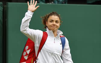 epa11475699 Jasmine Paolini of Italy enters the court before her Women's Singles final match against Barbora Krejcikova of the Czech Republic at the Wimbledon Championships in London, Britain, 13 July 2024.  EPA/TOLGA AKMEN  EDITORIAL USE ONLY