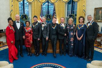 Joe Biden ha ricevuto alla Casa Bianca i premiati del Kennedy Center, ovvero gli artisti che hanno influenzato la cultura americana. Fra i premiati di quest’anno ci sono George Clooney e gli U2