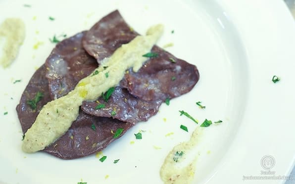 Mezzelune al cacao, pere e gorgonzola con pesto di mandorle e nocciole