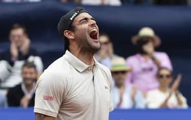 epa11490145 Matteo Berrettini of Italy celebrates winning the final match against Quentin Halys of France at the Swiss Open tennis tournament in Gstaad, Switzerland, 21 July 2024.  EPA/PETER KLAUNZER