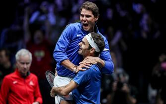 Rafael Nadal e Roger Federer epa11652150 (FILE) - Switzerland's Roger Federer (down) and Spain's Rafael Nadal of the Team Europe celebrate after winning the Laver Cup tennis tournament in Prague, Czech Republic, 24 September 2017 (reissued 10 October 2024). On 10 October 2024, Rafael Nadal of Spain announced that he will retire from professional tennis. Since winning his first ever title in 2004, Nadal won 92 titles, including 22 grand slams and a record 14 French Open titles. EPA/MARTIN DIVISEK *** Local Caption *** 53790393