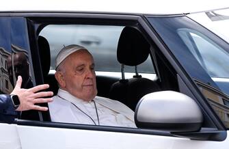 Il Papa in auto