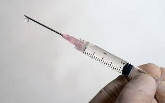 Europa, Italia, Milano - vaccinazione anti covid-19 Coronavirus terza dose - boccetta generica di vaccino  e siringa