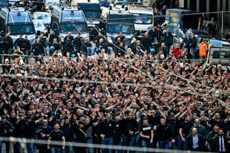 Tifosi dell'Eintracht Francoforte, giunti ieri in treno da Salerno in vista della sfida di Champions contro il Napoli, sfilano per le vie di Napoli monitorati dalla polizia, 15 marzo 2023. ANSA/CIRO FUSCO
