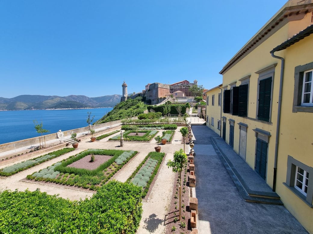 Palazzina dei Mulini. Vista dal Giardino di Minerva verso Faro Forte Stella