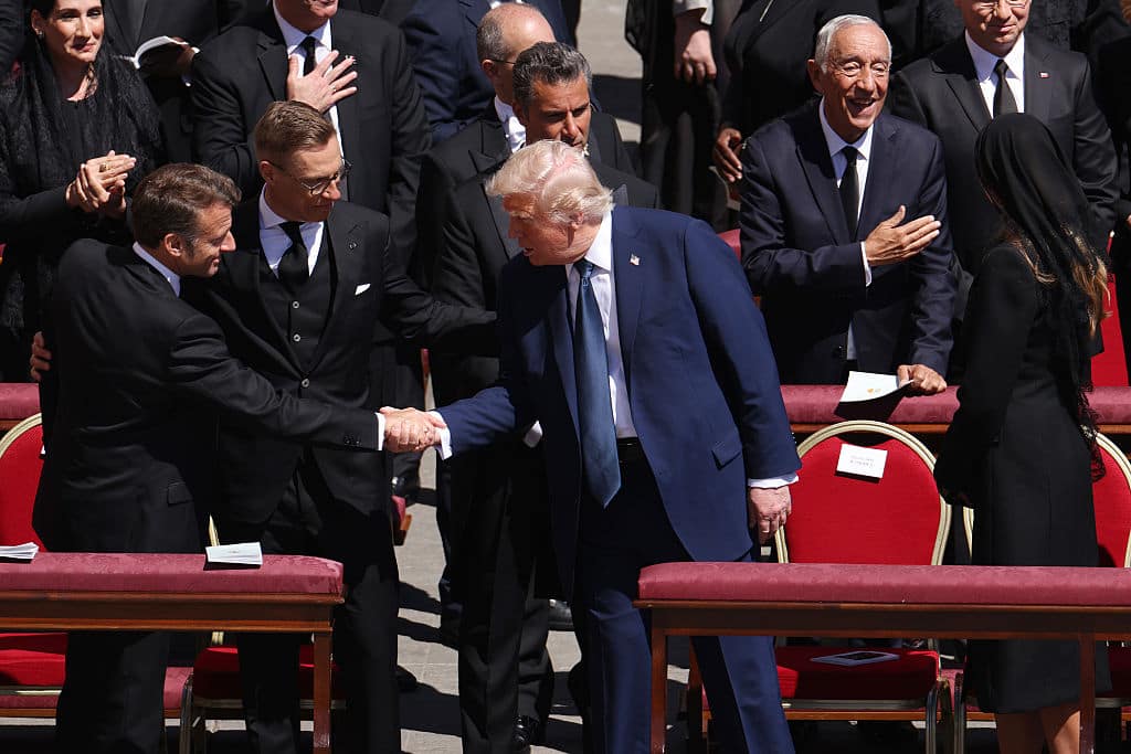 Trump stringe la mano a Macron allo scambio della pace Trump stringe la mano a Macron allo scambio della pace