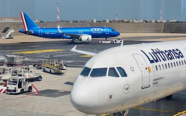 Tesoro-Lufthansa,verso la firma dell'accordo su Ita. Nella foto aerei di Ita e Lufthansa a Fiumicino. Fiumicino, 25 maggio 2025 ANSA/TELENEWS