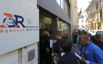 Ultimo giorno di rottamazione delle cartelle davanti all’ufficio dell’Agenzia delle entrate in via Bolla (Milano - 2019-04-30, Massimo Alberico) p.s. la foto e' utilizzabile nel rispetto del contesto in cui e' stata scattata, e senza intento diffamatorio del decoro delle persone rappresentate