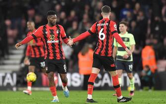 epa10491179 Jefferson Lerma of Bournemouth (L) celebrates with teammate Chris Mepham (R) after scoring against Manchester City during the English Premier League soccer match between AFC Bournemouth vs Manchester City in Bournemouth, Britain, 25 February 2023.  EPA/Vince Mignott EDITORIAL USE ONLY. No use with unauthorized audio, video, data, fixture lists, club/league logos or 'live' services. Online in-match use limited to 120 images, no video emulation. No use in betting, games or single club/league/player publications