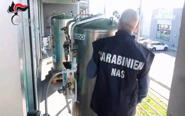 Un fermo immgine tratto da un video dei carabinieri di Roma, 23 aprile 2022: I carabinieri dei Nas, d'intesa con il ministero della Salute, hanno controllato 488 criocamere in palestre, centri benessere o estetici in tutta Italia, accertando 50 irregolarità che hanno comportato il deferimento all'Autorità Giudiziaria di 16 titolari ed operatori e la contestazione di sanzioni amministrative per un importo complessivo di 165 mila euro. Gli investigatori hanno eseguito il sequestro di 13 criocabine poiché utilizzate in strutture non autorizzate o impiegate per trattamenti terapeutici da personale non qualificato.
ANSA/CARABINIERI DEI NAS EDITORIAL USE ONLY NO SALES