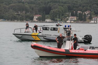 Le operazioni di recupero nelle acque del Lago di Garda del corpo senza vita della ragazza di 25 anni che era a bordo della imbarcazione travolta nella notte a Saló da un motoscafo, 20 giugno 2021. ANSA/ FELICE CALABRO'