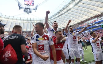 epa11314819 Wisla Krakow players celebrate winning the Polish Cup final soccer match between Pogon Szczecin and Wisla Krakow at in Warsaw, Poland, 02 May 2024.  EPA/Leszek Szymanski POLAND OUT