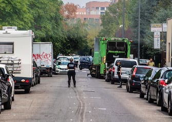 Donna travolta e trascinata da mezzo pesante Amsa, Polizia Locale sul posto per effettuare i rilievi, Milano, 18 settembre 2023. Soccorsa dal 118 mentre si trovava in arresto cardiocircolatorio, la donna di 70 anni è stata trasportata in codice rosso al San Raffaele.
Ansa/Andrea Fasani