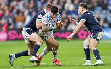 epa11868310 Scotland's Stafford McDowall in action against Italy's Tommaso Menoncello during the Rugby Six Nations match between Scotland and Italy in Edinburgh, Britain, 01 February 2025.  EPA/ROBERT PERRY