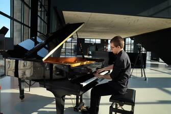 Preludio di Piano City con Guido Coppin che suona il piano in streaming per covid-19, nella Sala Fontana