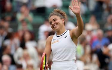 epa11459178 Jasmine Paolini of Italy celebrates after winning the Women's 3rd round match against Bianca Andreescu of Canada at the Wimbledon Championships, Wimbledon, Britain, 05 July 2024. Paolini won in two sets.  EPA/TIM IRELAND  EDITORIAL USE ONLY