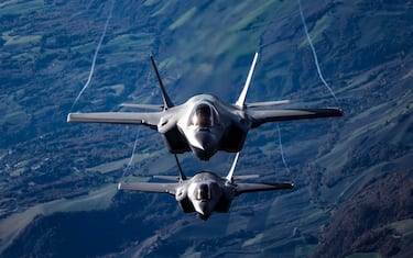 Due caccia multiruolo F 35, come quelli che hanno intercettato ieri una formazione di tre aerei militari russi sopra la Polonia e li hanno scortati oltre i confini dello spazio aereo polacco.       ANSA/GIUSEPPE LAMI