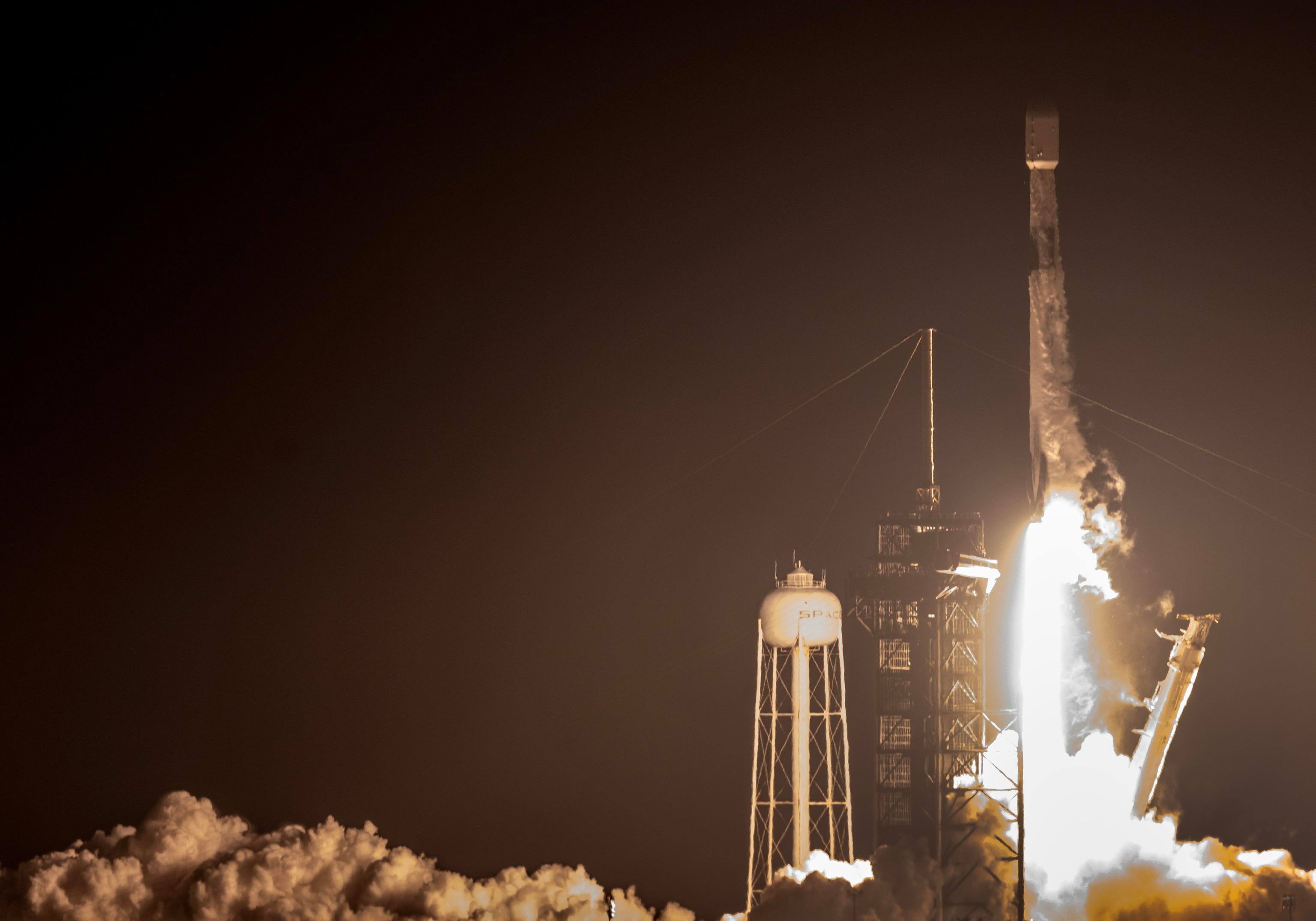 epa11154024 The NASA's Nova-C lunar lander, encapsulated within the fairing of a SpaceX Falcon 9 rocket, part of the Intuitive Machines IM-1 mission, lifts up from the Launch Complex 39A at the Kennedy Space Center in Florida, USA, 15 February 2024. As part of NASA's CLPS (Commercial Lunar Payload Services) initiative and Artemis campaign, SpaceX Falcon 9 launched Intuitive Machines' first lunar lander to the Moon's surface.  EPA/CRISTOBAL HERRERA-ULASHKEVICH