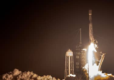 epa11154024 The NASA's Nova-C lunar lander, encapsulated within the fairing of a SpaceX Falcon 9 rocket, part of the Intuitive Machines IM-1 mission, lifts up from the Launch Complex 39A at the Kennedy Space Center in Florida, USA, 15 February 2024. As part of NASA's CLPS (Commercial Lunar Payload Services) initiative and Artemis campaign, SpaceX Falcon 9 launched Intuitive Machines' first lunar lander to the Moon's surface.  EPA/CRISTOBAL HERRERA-ULASHKEVICH