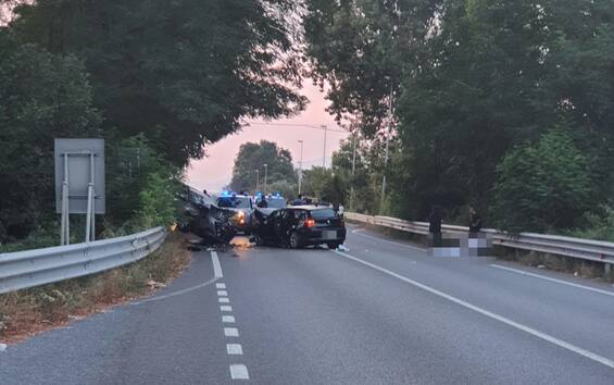 Incidente stradale in Calabria: scontro frontale tra due auto, tre ...