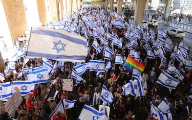 epa10739371 Anti government protesters rally during a protest against the justice system reform, at the Ben Gurion international airport, outside of Tel Aviv, Israel, 11 July 2023. Mass protests continue across the country against the government justice system reform plan.  EPA/ABIR SULTAN