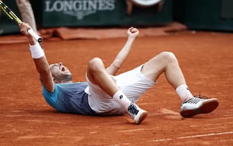 epa06787419 Marco Cecchinato of Italy reacts after winning against Novak Djokovic of Serbia during their menâs quarter final match during the French Open tennis tournament at Roland Garros in Paris, France, 05 June 2018.  EPA/GUILLAUME HORCAJUELO