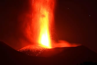 L'attività del cratere Voragine dell'Etna, ripresa nella tarda serata di ieri e durata tutta la notte scorsa, con  una colonna eruttiva alta circa 6000 m s.l.m. e abbondante ricaduta di cenere vulcanica.  
ANSA/ORIETTA SCARDINO//
A view of the Etna volcano during the activity of the Voragine crater, taken late yesterday evening and lasting all last night, with an eruptive column approximately 6000 m high above sea level.
ANSA/ ORIETTA SCARDINO