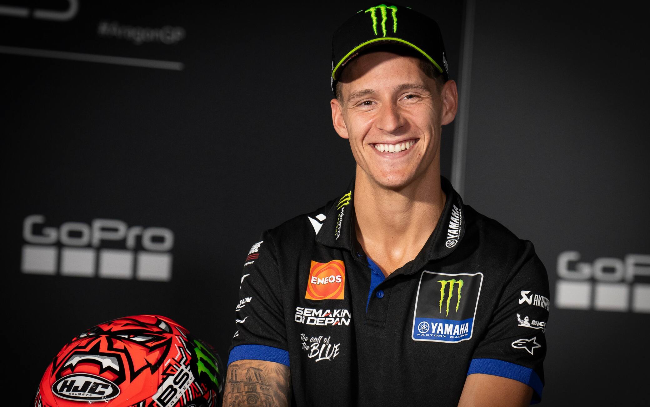 Fabio Quartararo sorride nella conferenza piloti di Aragon