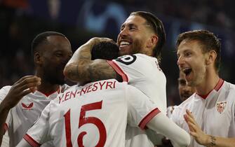 epa11001944 Sevilla's striker Youssef Youssef En-Nesyri (2-L) jubilates with his teammates Dodi Lukebakio (L), Sergio Ramos (2-R) and Ivan Rakitic (R) after scoring the 2-0 goal during the UEFA Champions League group B soccer match between Sevilla FC and PSV Eindhoven, in Seville, Andalusia, Spain, 29 November 2023.  EPA/Julio Munoz