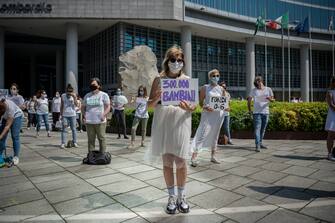 Milano. Fase 2 COVID19 Flashmob Protesta degli educatori ed asilo nido davanti palazzo Lombardia,sede Regione