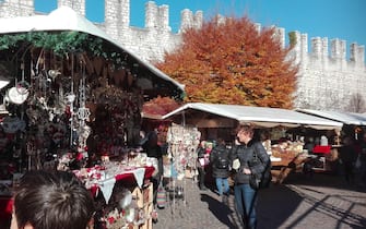 Un'immagine del mercatino di Natale a Trento, 18 novembre 2017. ANSA/TOMATIS