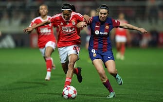 epa11116879 Benfica's Lais Araujo (L) fights for the ball with Barcelona's Mariona Caldetney during the UEFA Women's Champions League group A soccer match between Benfica SL and FC Barcelona held at Luz Stadium, Lisbon, Portugal, 31 January 2024.  EPA/MIGUEL A. LOPES