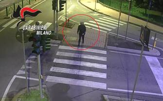Un frame che riguarda il presunto omicida da un filmato dei Carabinieri, 12 ottobre 2024. È stato accoltellato a morte per delle cuffie wireless da 20 euro o poco più Manuel Mastrapasqua, il 31enne ucciso a Rozzano, alle porte di Milano. Il provvedimento di fermo per un 19enne con precedenti, che abita a Rozzano con i genitori, è giunto alla fine dell'interrogatorio del pm, Letizia Mocciaro, davanti agli investigatori dell'Arma. L'accusa è di omicidio a scopo di rapina. A casa sua sono stati trovati, lavati ad asciugare, i pantaloni usati quella sera. E le cuffie sono state recuperate in un cassonetto.   NPK   Carabinieri   +++ ATTENZIONE LA FOTO NON PUO' ESSERE PUBBLICATA O RIPRODOTTA SENZA L'AUTORIZZAZIONE DELLA FONTE DI ORIGINE CUI SI RINVIA +++   +++ NO SALES; NO ARCHIVE; EDITORIAL USE ONLY +++
