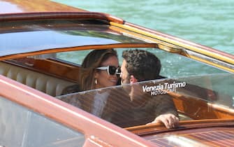 Jennifer Lopez e Ben Affleck sorridono