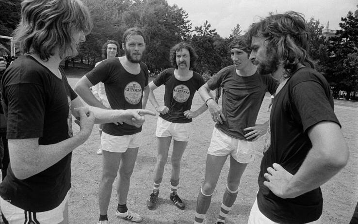 I Pink Floyd versione 'calciatori' in una foto del 1974 Pink Floyd