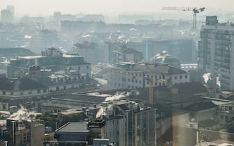 Milano. Inquinamento atmosferico PM10 skyline della citta di Milano (Milano - 2021-12-15, Carlo Cozzoli) p.s. la foto e' utilizzabile nel rispetto del contesto in cui e' stata scattata, e senza intento diffamatorio del decoro delle persone rappresentate