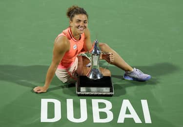 epa11178833 Jasmine Paolini of Italy celebrates with the trophy after winning the final match at the Dubai Duty Free Tennis WTA Championships 2024 in Dubai, United Arab Emirates, 24 February 2024.  EPA/ALI HAIDER