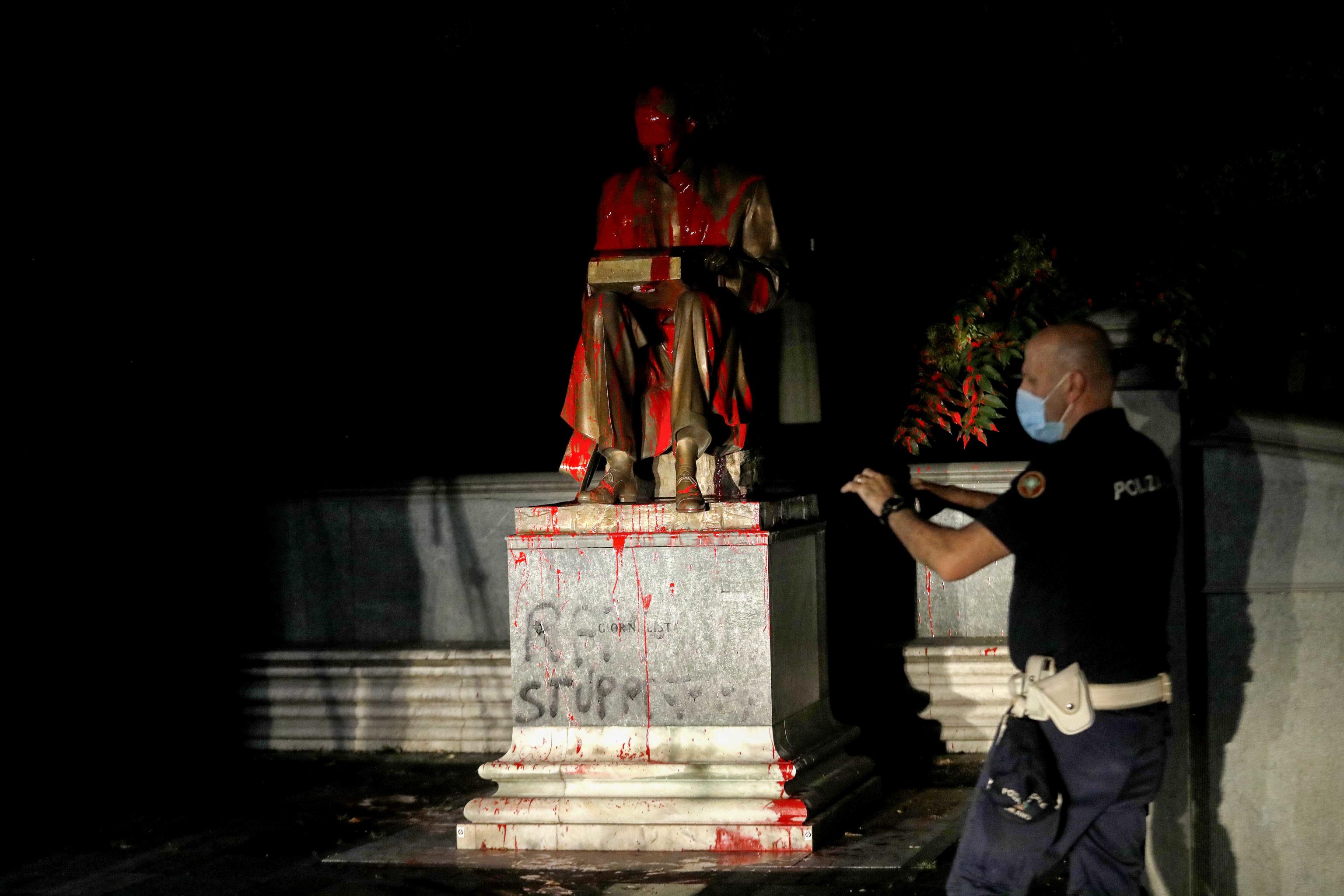 Statua Montanelli imbrattata