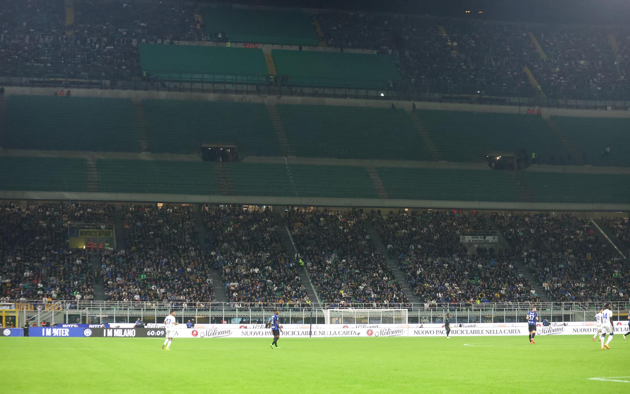 La Curva Nord dell'Inter resta in silenzio, senza esporre striscioni e intonare cori durante la partita contro la Sampdoria a San Siro, poi i Boys abbandonano gli spalti - il secondo anello - durante l'intervallo. E' la reazione dei tifosi nerazzurri dopo che è circolata la notizia della morte dello storico capo ultrà, Vittorio Boiocchi, in un agguato a Milano. ANSA / MATTEO BAZZI
