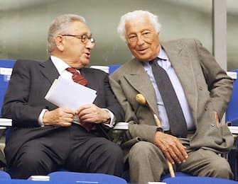 E46  - 19980703 - SAINT-DENIS, FRANCE : Fiat's honorary president Giovanni Agnelli (R) chats with former US Secretary of State Henry Kissinger before the 1998 Soccer World Cup quarter final match between France and Italy, 03 July at the Stade de France in Saint-Denis. (ELECTRONIC IMAGE)   /GERARD JULIEN 