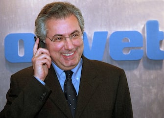 (FILE) Roberto Colaninno, chief executive officer of Olivetti, speaks on his phone in London, March 18, 1999.
ANSA/TONY WHITE