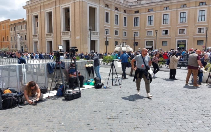 Giornalisti in relax a Piazza San Pietro
