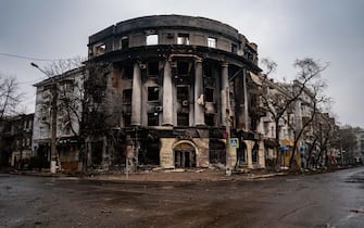 (FILES) This photograph taken on February 27, 2023, shows a damaged and burnt building as the sounds of shelling continue in Bakhmut, amid the Russian invasion of Ukraine. Russia's private army Wagner claimed on May 20, 2023, the total control of the east Ukrainian city of Bakhmut, the epicentre of fighting, as Kyiv said the battle was continuing but admitted the situation was "critical". Bakhmut, a salt mining town that once had a population of 70,000 people, has been the scene of the longest and bloodiest battle in Moscow's more than year-long Ukraine offensive. The fall to Russia of Bakhmut, where both Moscow and Kyiv are believed to have suffered huge losses, would have high symbolic value. (Photo by DIMITAR DILKOFF / AFP)